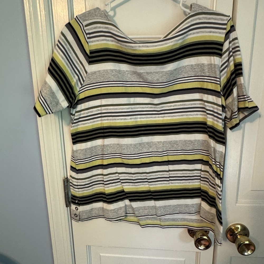 Women’s Cute Boat Neck Strped Short Sleeve Top. Like New. - Picture 3 of 5